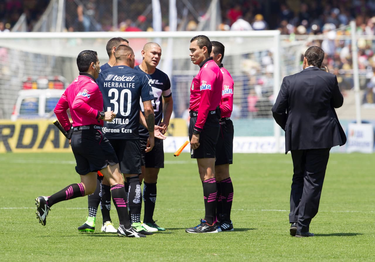 Jugadores de los Pumas reclaman una posible falta en el gol del América.