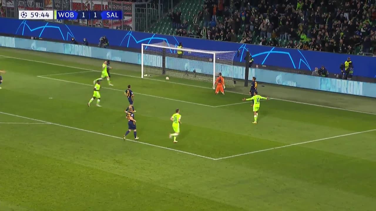 ¡GOL!  anota para VfL Wolfsburg. Lukas Nmecha