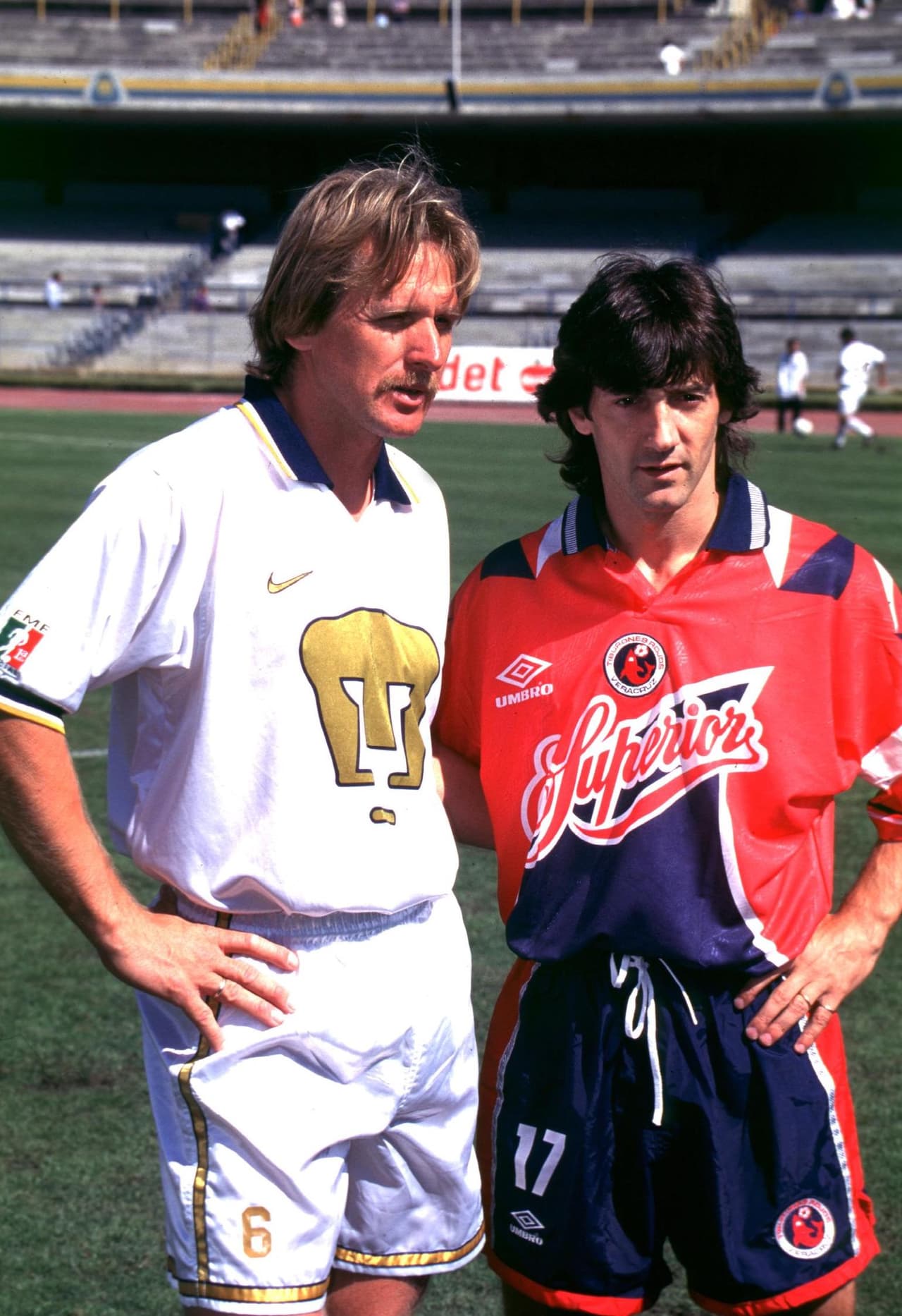 El español 
<b>José Mari Bakero </b>(derecha) tuvo un paso gris por el Veracruz, con 17 partidos y apenas tres goles. Fue lo último del vasco como futbolista profesional, en 1997.