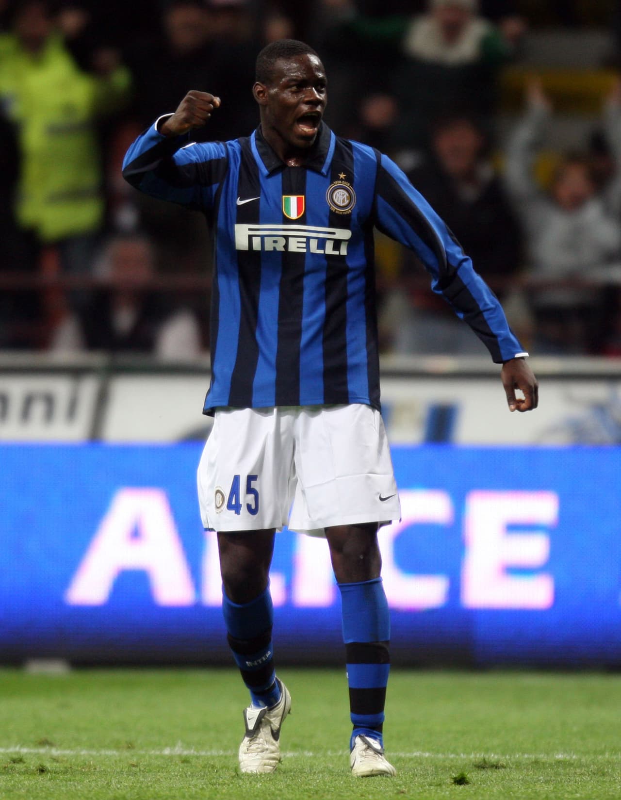 Balotelli arrancó su trayectoria como profesional con Inter de Milán a sus 17 años, en los que sobresalió por su talento goleador.