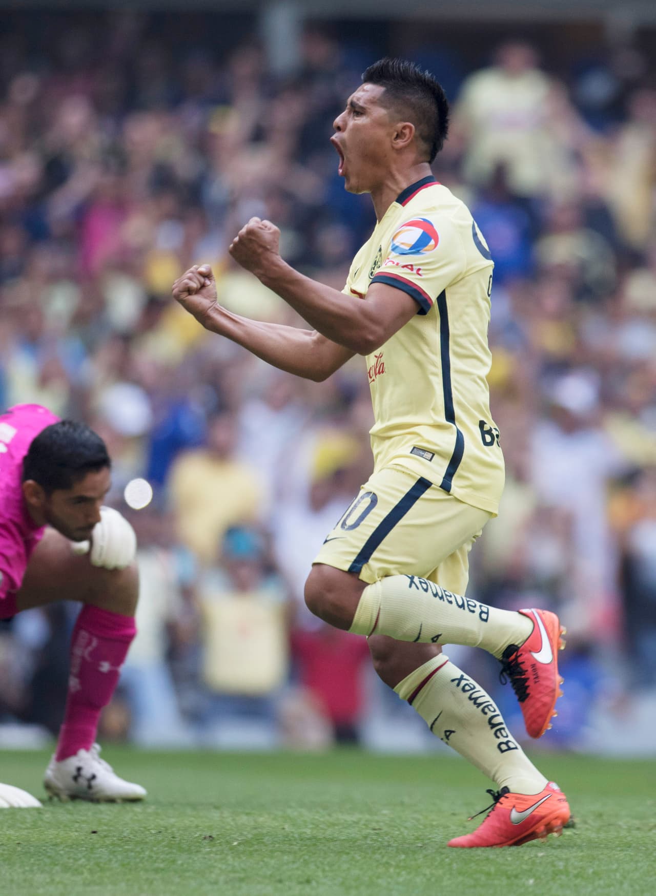 Osvaldo Martínez, América.- Al igual que su compañero de profesión, Hirving Loazano, lleva acumulado en las priemras 8 jornadas del torneo 45 puntos, mientras su valor en el UD Fantasy es de $8.3 millones.
