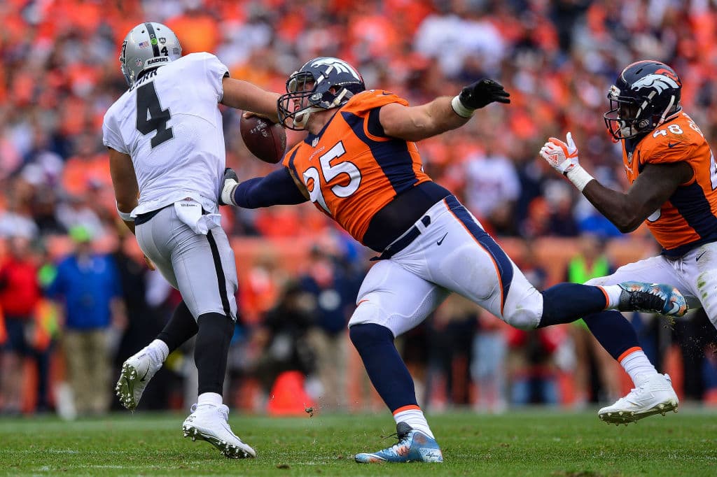 Carr (10 de 18 para 143 yardas) fue reemplazado por EJ Manuel.