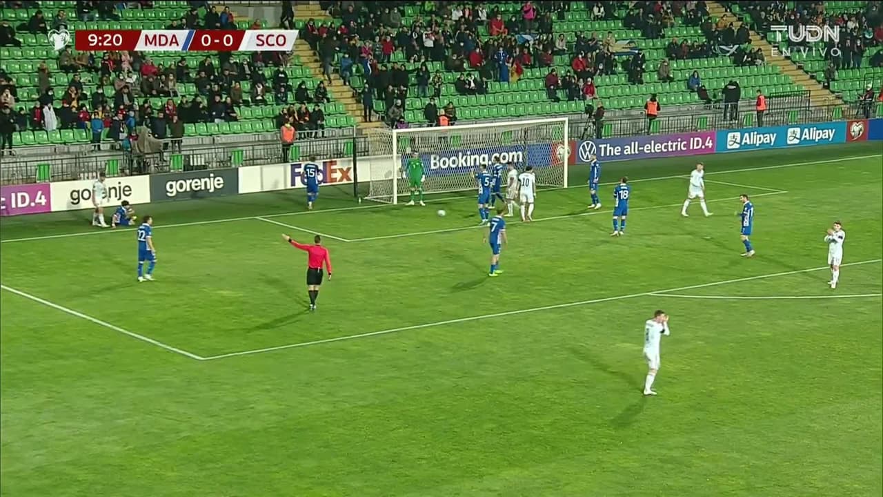 ¡TIRO ATAJADO! disparo por Billy Gilmour.