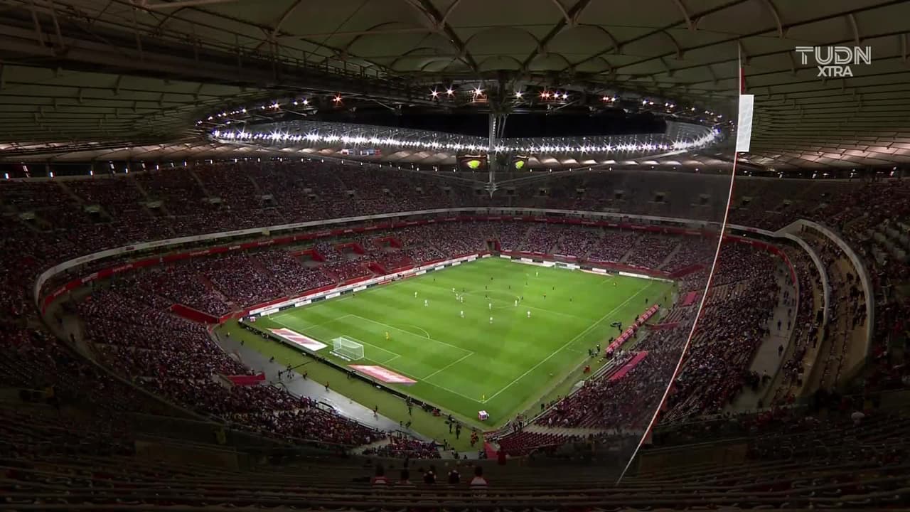 Arranca el partido y la pelota está en juego.