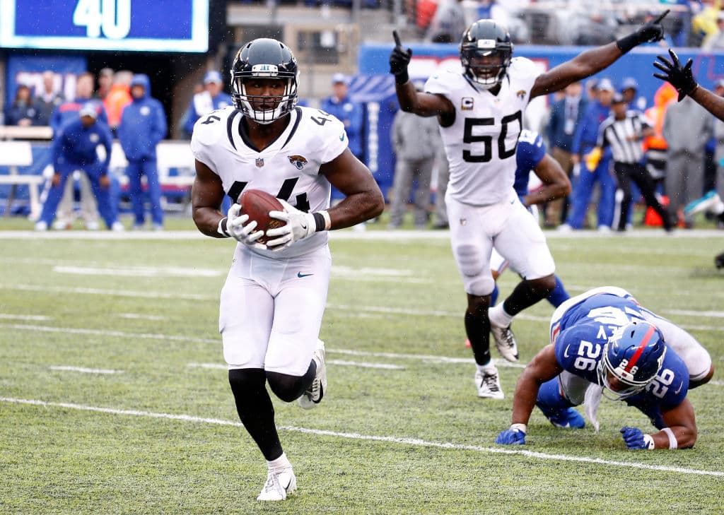 Con el juego apretado en el último cuarto Myles Jack (44) interceptó un pase a Manning y lo regresó 32 yardas hasta la zona final para poner el marcador 20-9 en favor de los Jaguars.