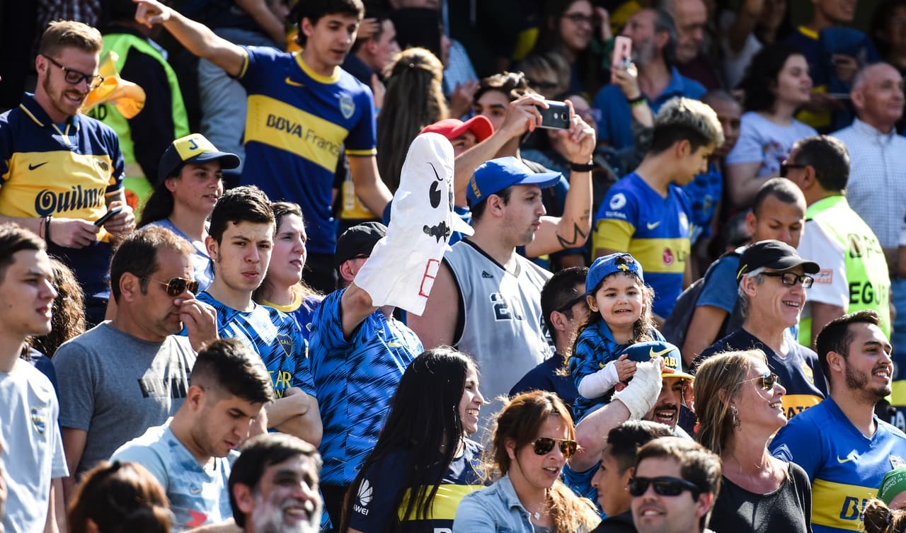 Los hinchas xeneizes no dejaron pasar el momento para recordarle a River Plate el descenso que sufrió.