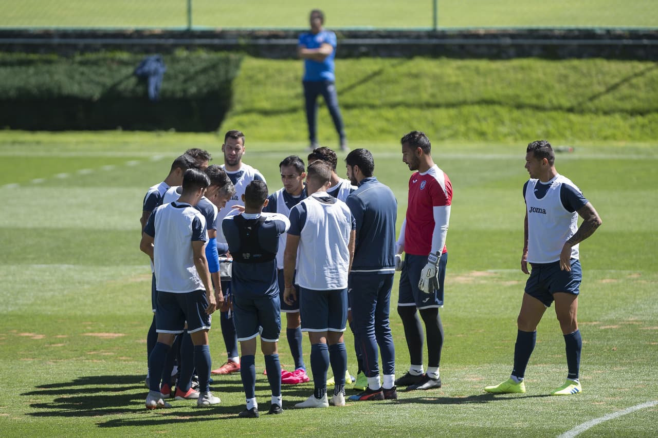 Cruz Azul, se´ptimo en el Clausura 2019, visitará a Monterrey con el reto de sumar para sostenerse en el grupo de Liguilla. Por eso, se entrena para ajustar detalles bajo la batuta de Pedro Caixinha y la mirada del presidente Ricardo Peláez.