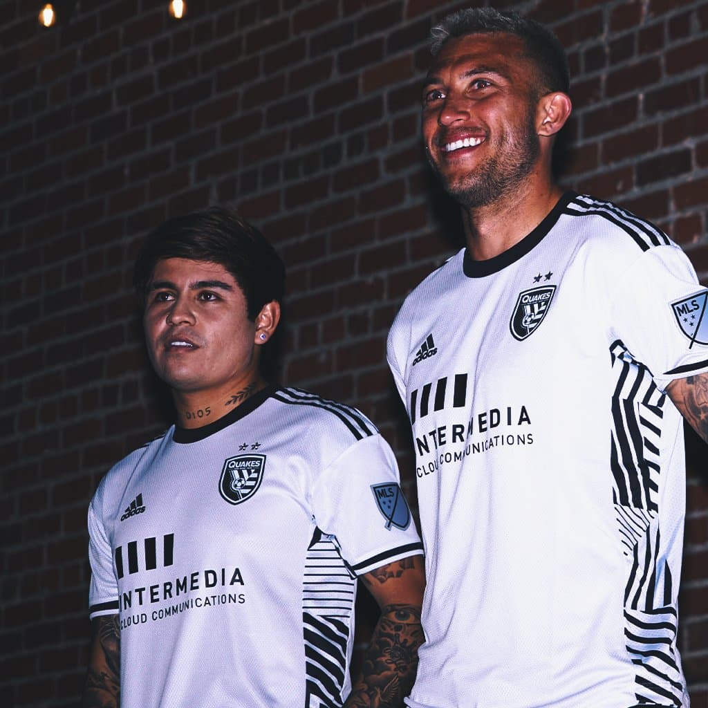 Los 'Quakes tendrán una camiseta en la que predomina el color blanco.
