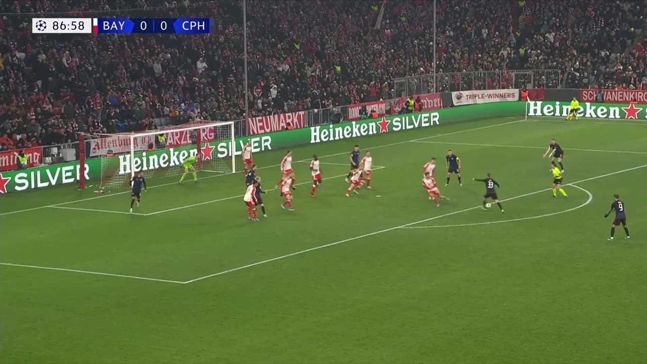 ¡TIRO ATAJADO! disparo por Mohamed Elyounoussi.