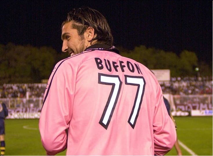 En sus inicios con el Parma, Gianluigi Buffon usó el 77 en su espalda.