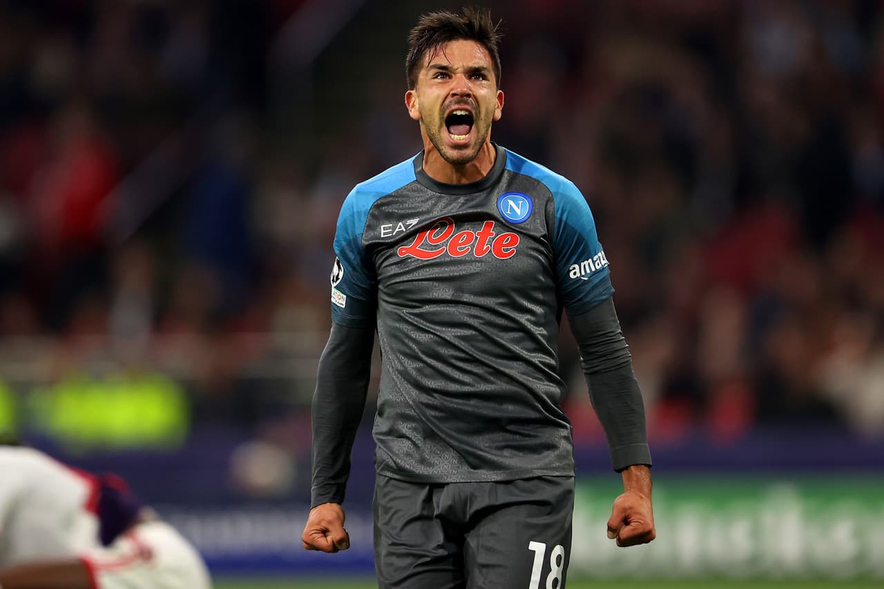 Napoli aplastó al Ajax a domicilio y lleva paso perfecto en la Champions League.