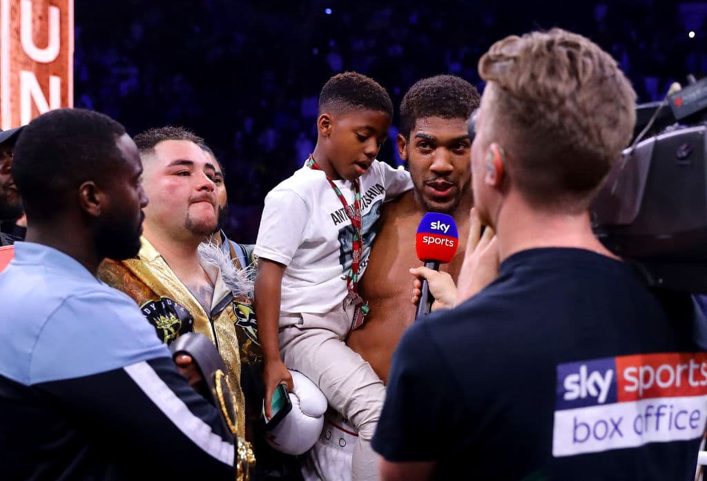 El puntaje de las tarjetas fue 118-110(x2) y 119-109. Anthony Joshua vence de manera unánime.