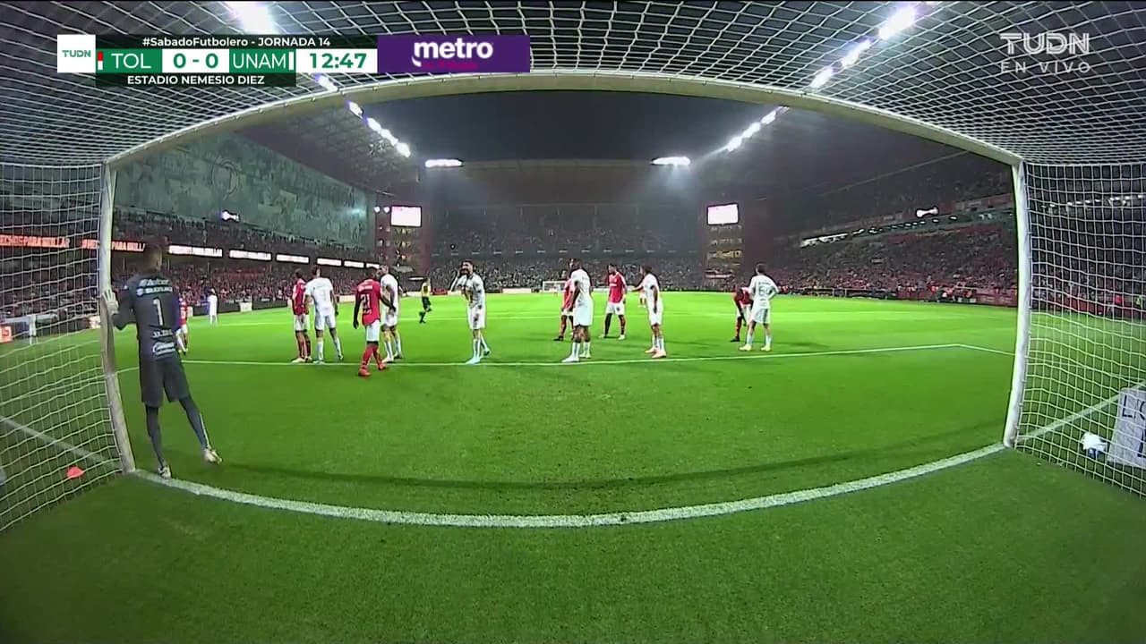 ¡TIRO ATAJADO! disparo por Leonardo Fernández.