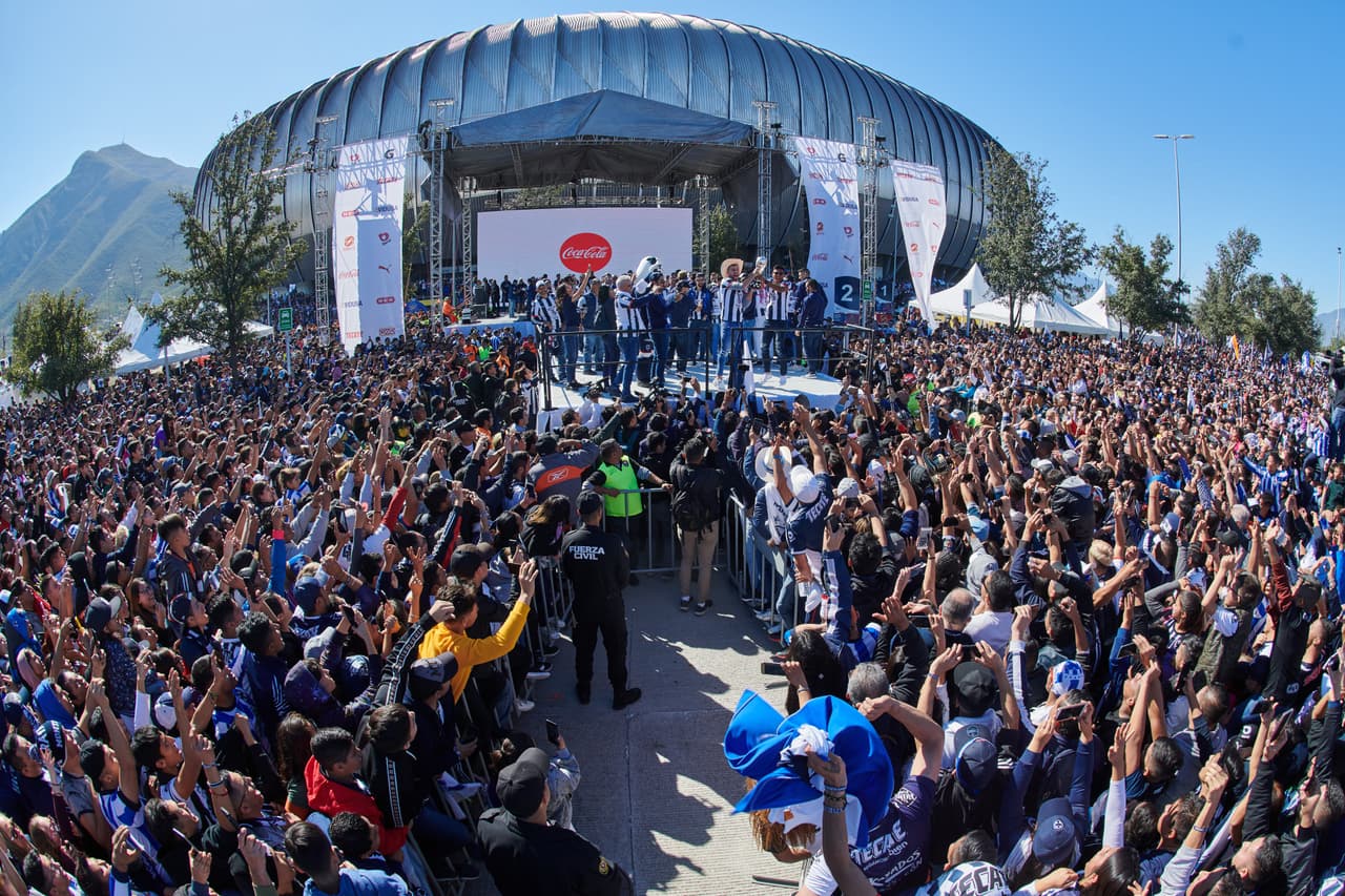 Los Rayados disfrutan del campeonato con su gente en el desfile que congregó a miles de personas desde el Parque Fundidora hasta su estadio.