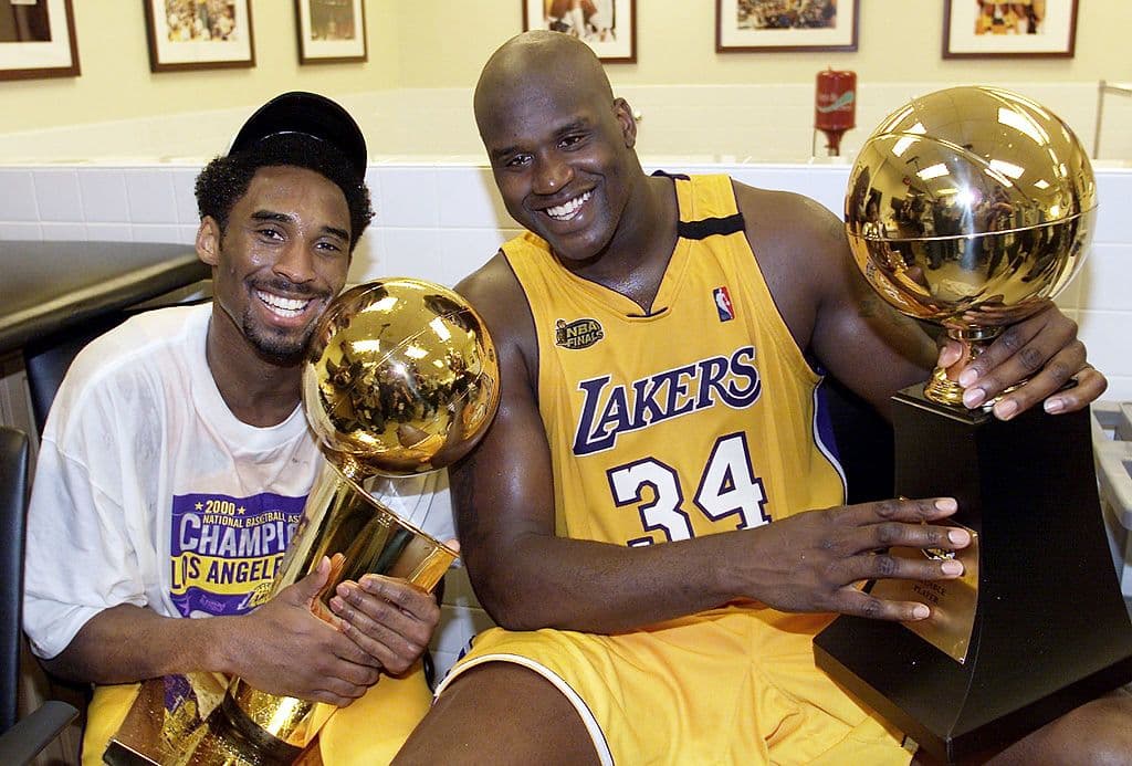 Kobe y Shaquille O'Neal después de ganar un campeonato en el 2000.