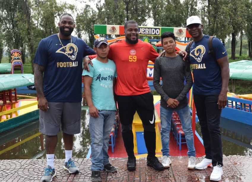 Eric Dickerson y Michael Brockers de Rams, así como Reggie Ragland de Chiefs convivieron con aficionados.