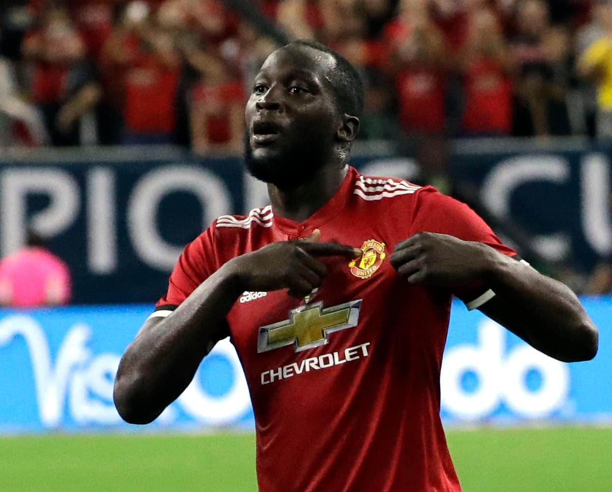 El belga Romelu Lukaku pasó de Everton a Manchester United en 2017 por 84.800.000 euros, aproximadamente unos 99.181.000 dólares.