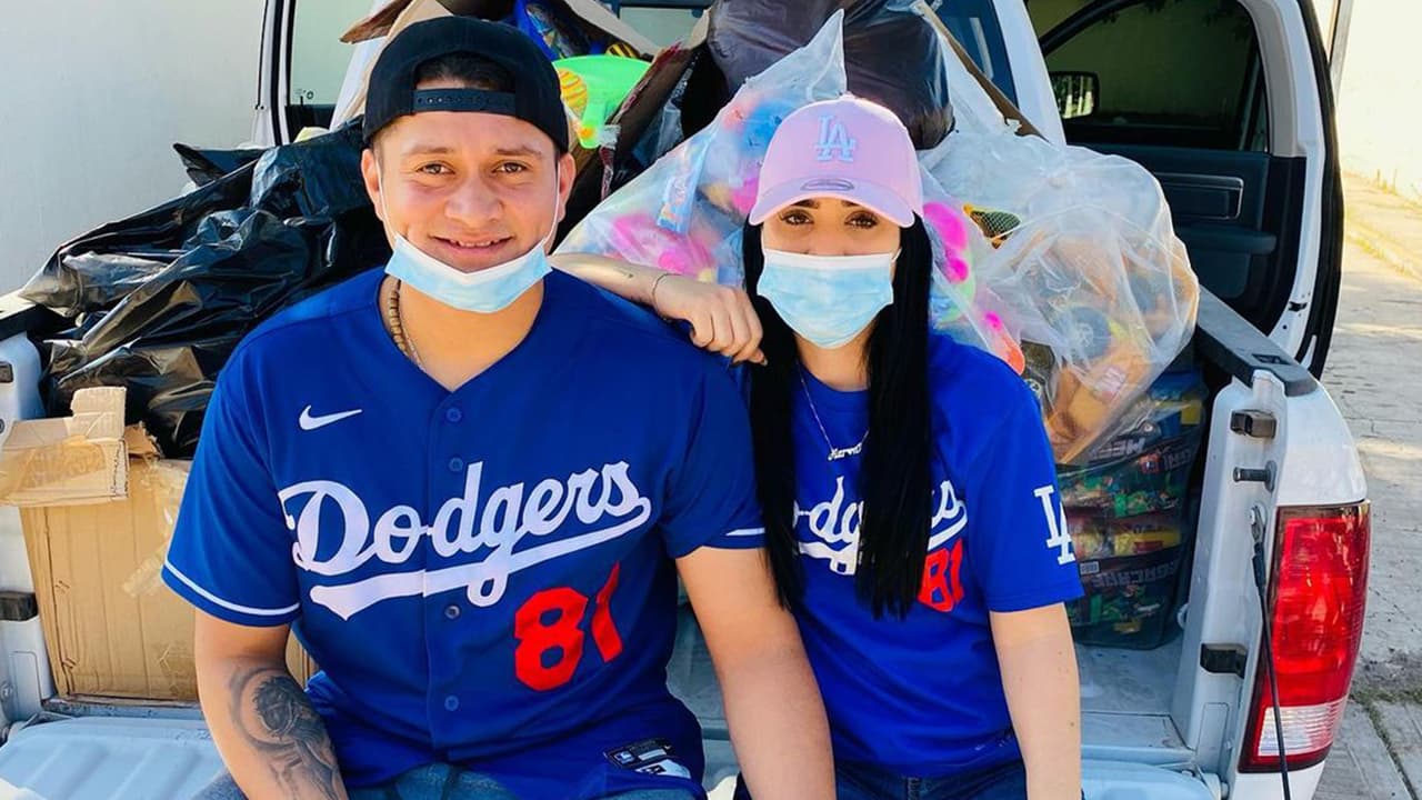 Víctor González regaló juguetes en su natal Nayarit