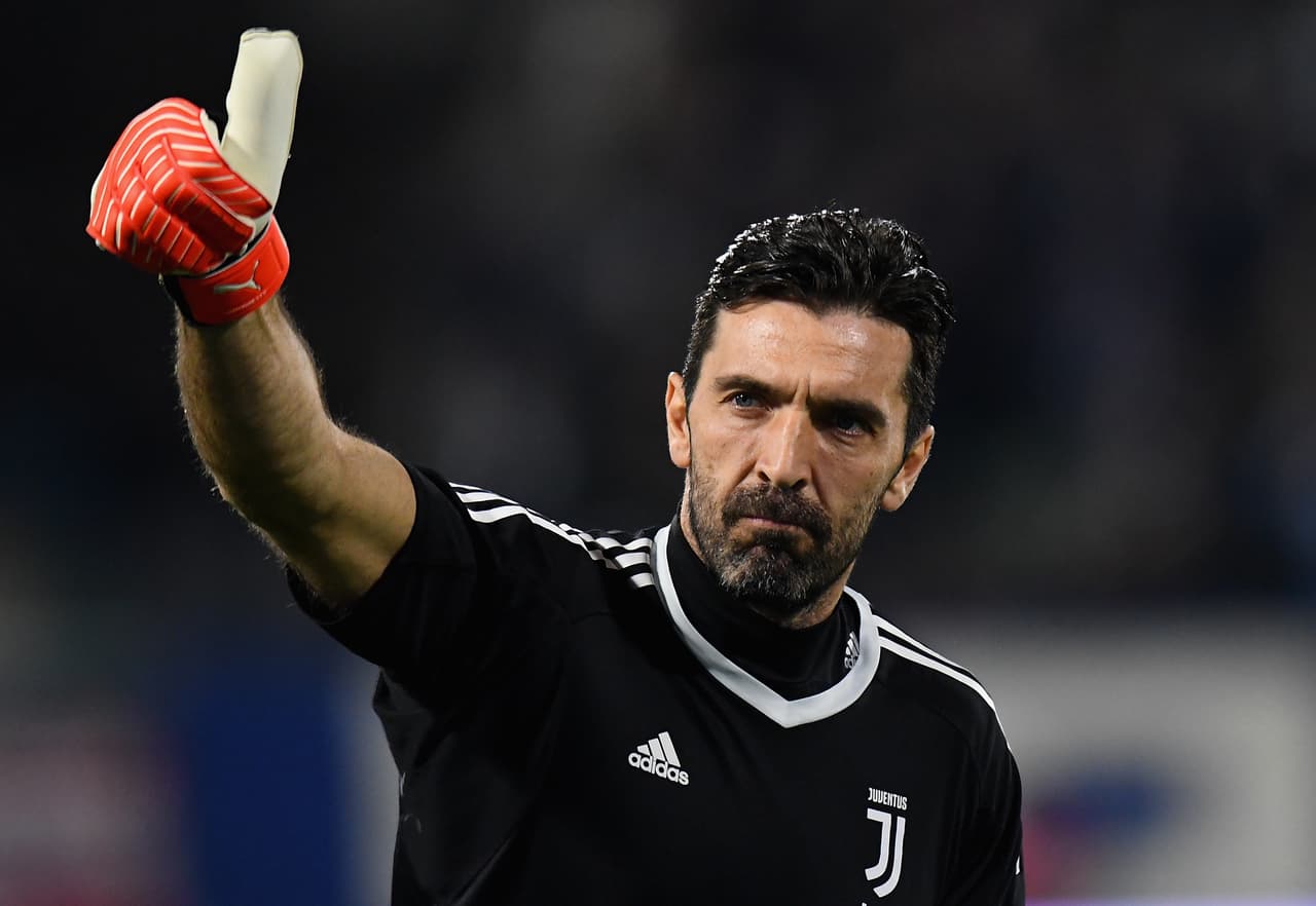 En el calentamiento, las cámaras se quedaron con el veterano Gianluigi Buffon quien recibió el llamado a la selección de Italia para los amistosos de marzo; su despedida tras la eliminación en el repechaje europeo para el Mundial de Rusia 2018.