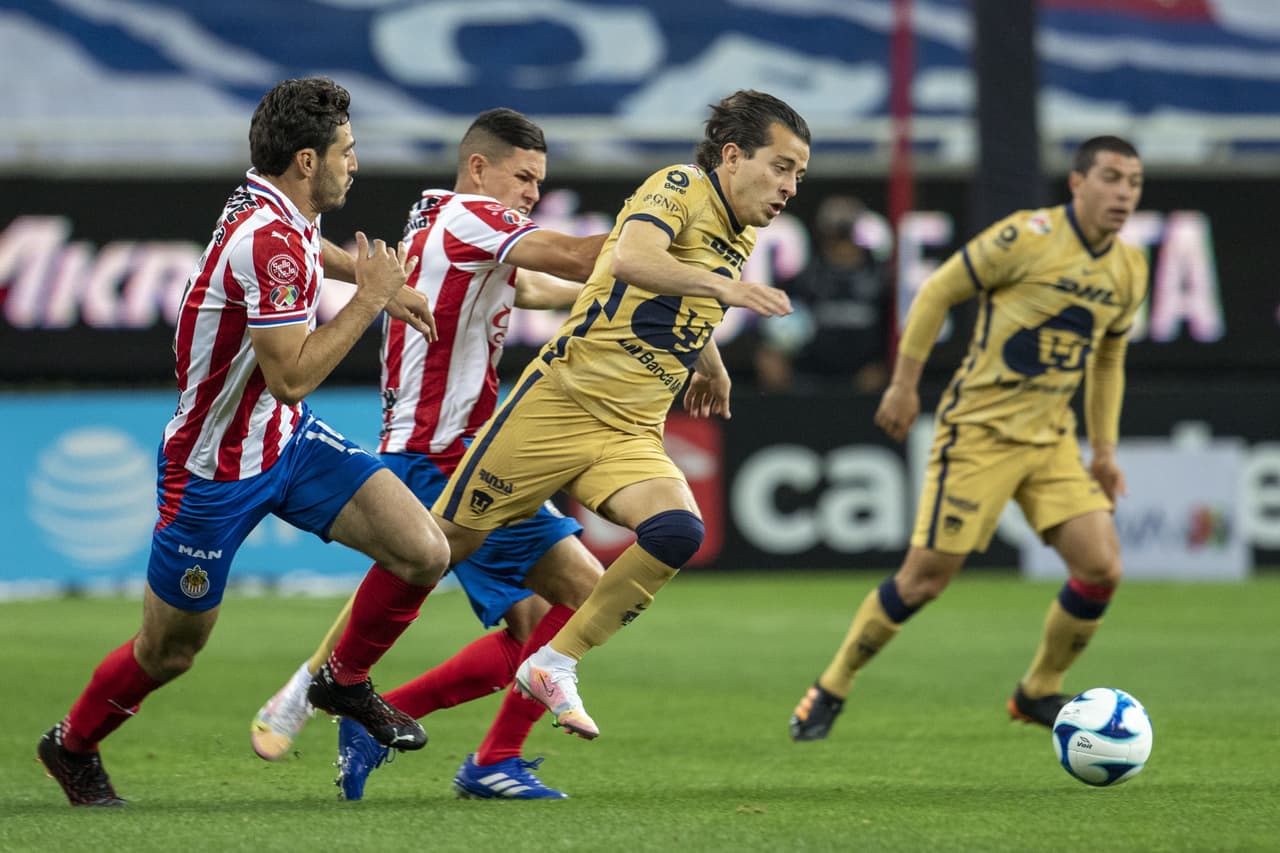 Las chivas logran venir de atrás para vencer a Pumas 2-1 y subir lugares en la tabla de posiciones.Pumas se queda en el penúltimo lugar con 5 puntos y las Chivas suben hasta la décima posición con 10 unidades.