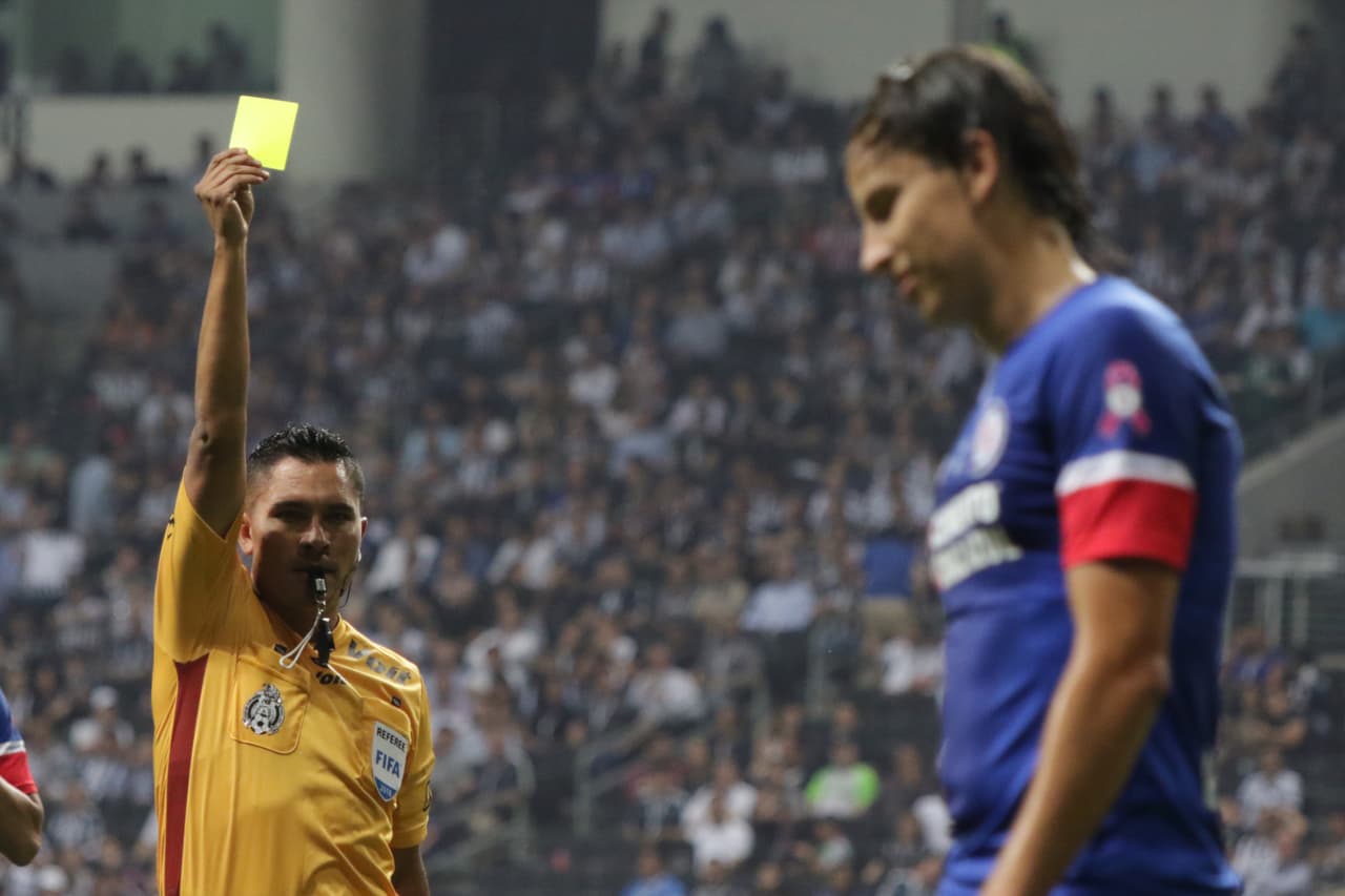 Apenas a los 17 minutos el chileno Igor Lichnovsky recibió tarjeta de amonestación por una dura entrada y aunque no le gustó la sanción, sabía que era lo correcto.