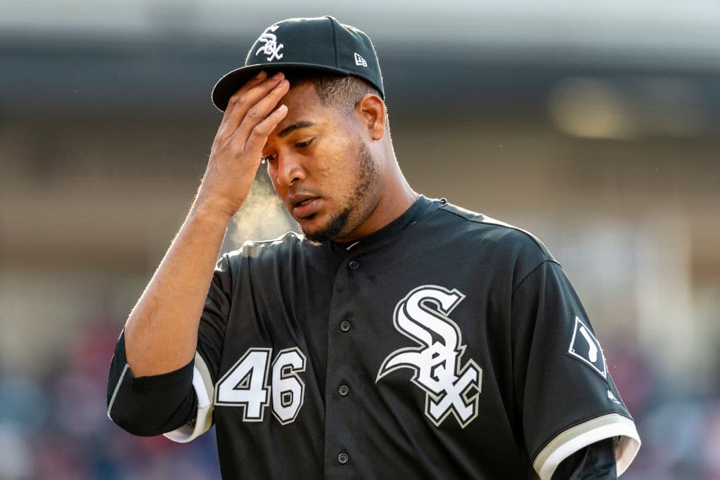 Este partido se jugó con temperaturas gélidas. Aquí se aprecia al alnzador de los White Sox Iván Nova respirar y exhalando vaho. La temperatura fue de 36 grados Farenheit (2 centígrados) al momento del playball.
