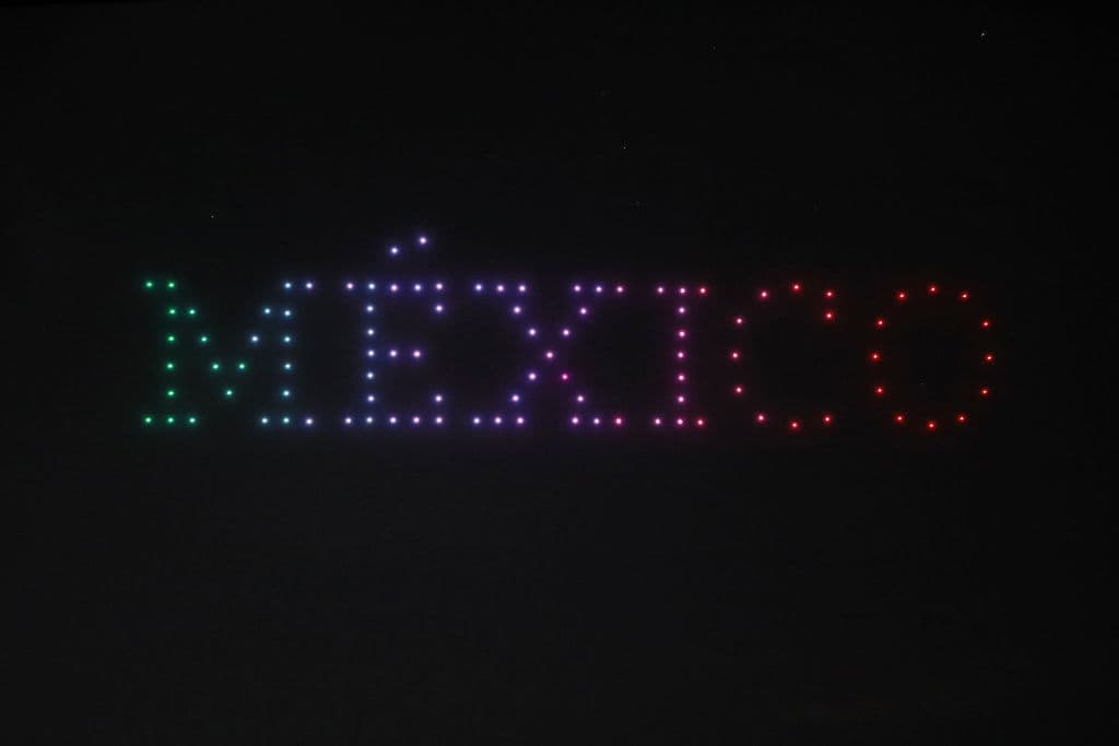 Con un espectáculo repleto de luces, rayos láser y bailes, la Federación Mexicana de Futbol presentó el nuevo logotipo o escudo que portarán las nuevas generaciones de futbolistas.