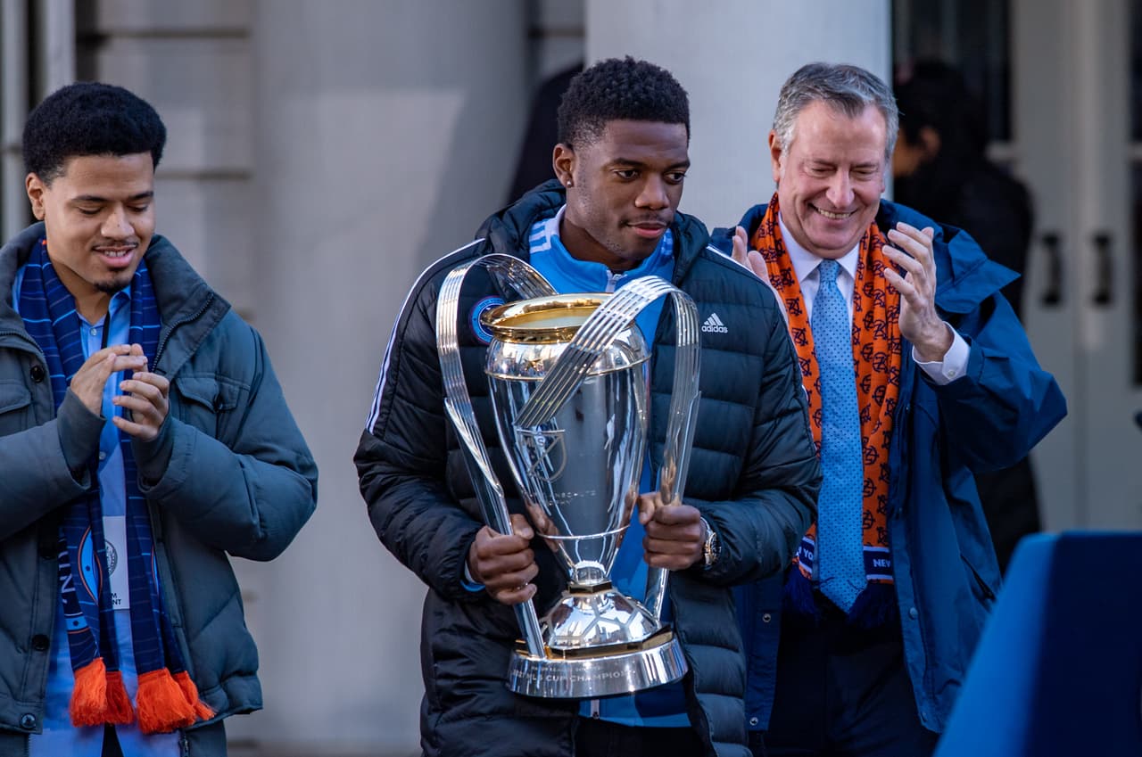 El capitán Sean Johnson entró a las escalinatas del palacio municipal con el trofeo en mano.
<br>