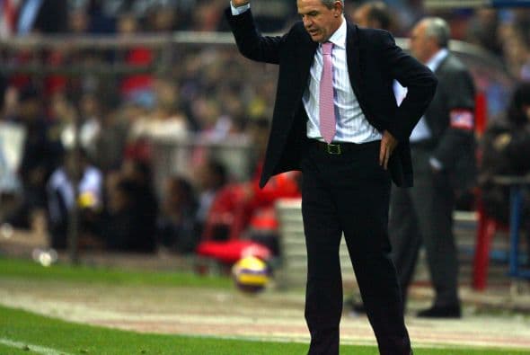 Años después el entrenador tuvo una reacción en contra de la tribuna sevillista cuando el Atlético de Madrid, equipo dirigido por el mexicano, le ganó al cuadro andaluz.
