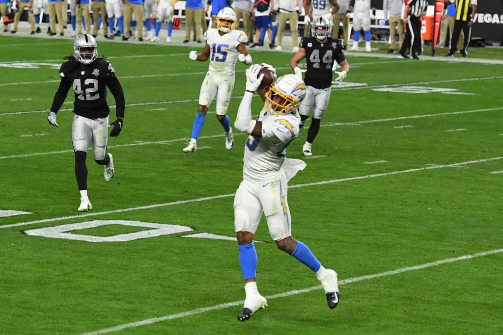 Raiders no logran finiquitar a los Chargers y en menos de cuatro minutos consiguen la victoria 30-27.