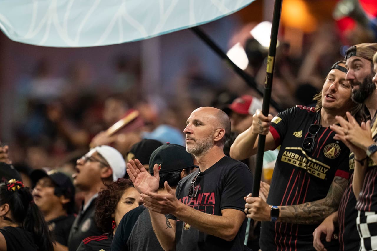 La afición local recibió con alivio la victoria, tras varias semanas de malos resultados y frustraciones.
<br>