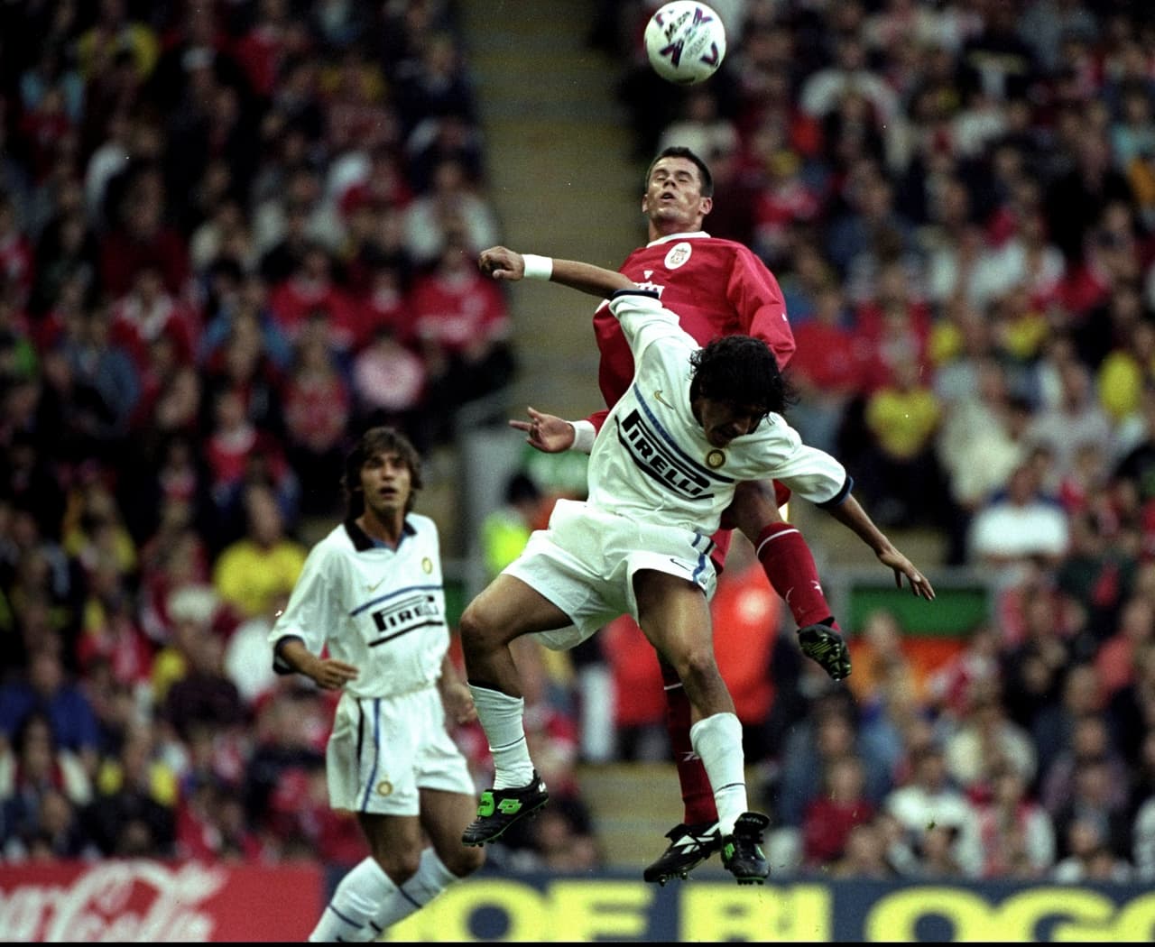 Zamorano cuenta que fue a punta de su sacrificio en el juego colectivo como se ganó un lugar en un club en el que disputó un total de 148 partidos durante cuatro temporadas y media.