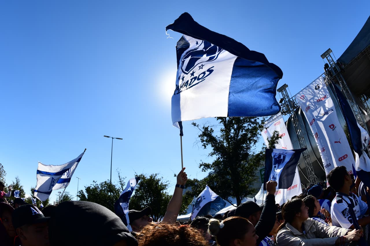 Los Rayados disfrutan del campeonato con su gente en el desfile que congregó a miles de personas desde el Parque Fundidora hasta su estadio.