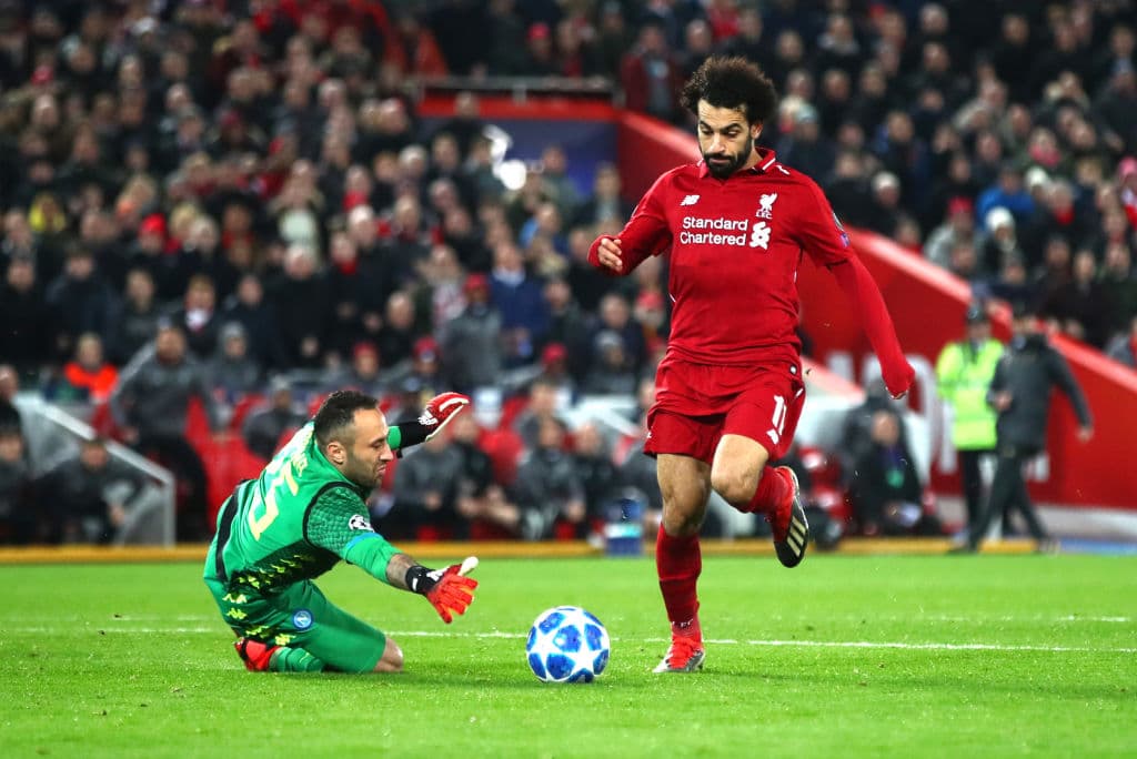 La Fase de Grupos la cerró Liverpool con nueve puntos, eliminando al Napoli en la última jornada en Anfield por 1-0 gracias a Salah (derecha).