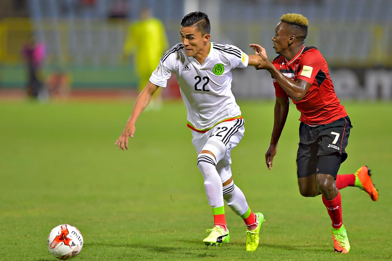 Muy buen partido, sobre todo el primer tiempo donde fue el mejor jugador mexicano. Debutó de gran manera en juegos clasificatorios. Vio la tarjeta amarilla al minuto 80. Calificación: 9