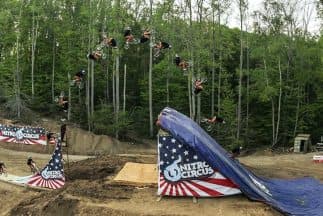 Jed Mildon hace historia al aterrizar el primer backflip cuádruple en BMX, venciendo a James Foster en la carrera por el histórico truco. ©Nitro Circus 