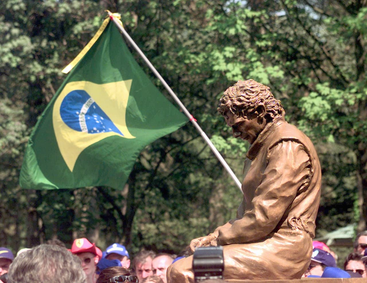 Cuando se cumplieron 20 años de su fallecimiento, en 2014, una encuesta en Sao Paulo reveló que era más popular que Pelé, casi doblando su porcentaje.