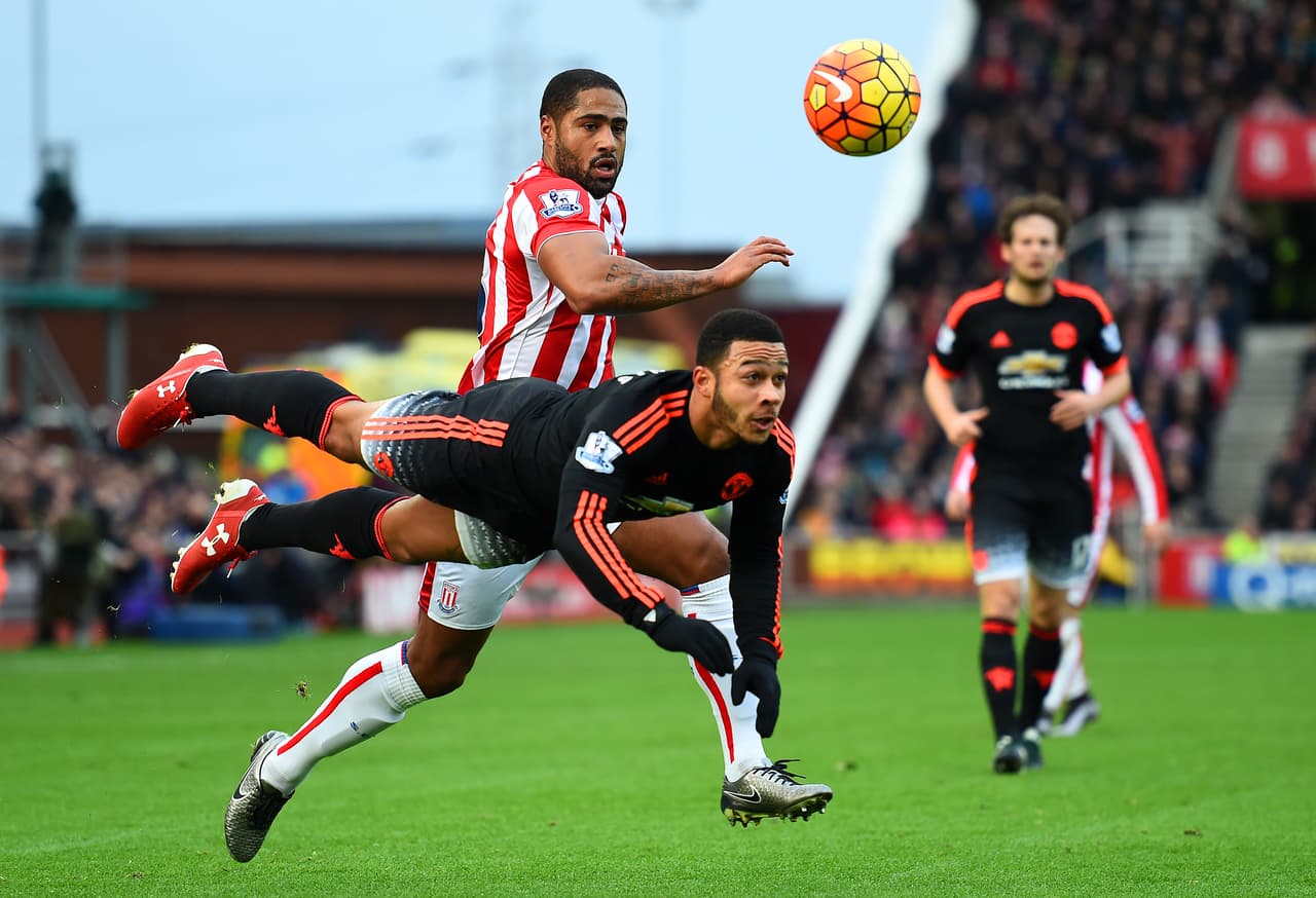 Sólo arrancar la jornada ya había mucho de que hablar. Manchester United cayó 2-0 ante el Stoke City y ligó su tercer duelo sin ganar en la Premier League.