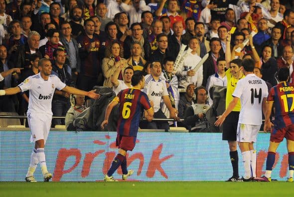 Xavi quiso evitar la amonestación de su compañero, pero no sirvió.