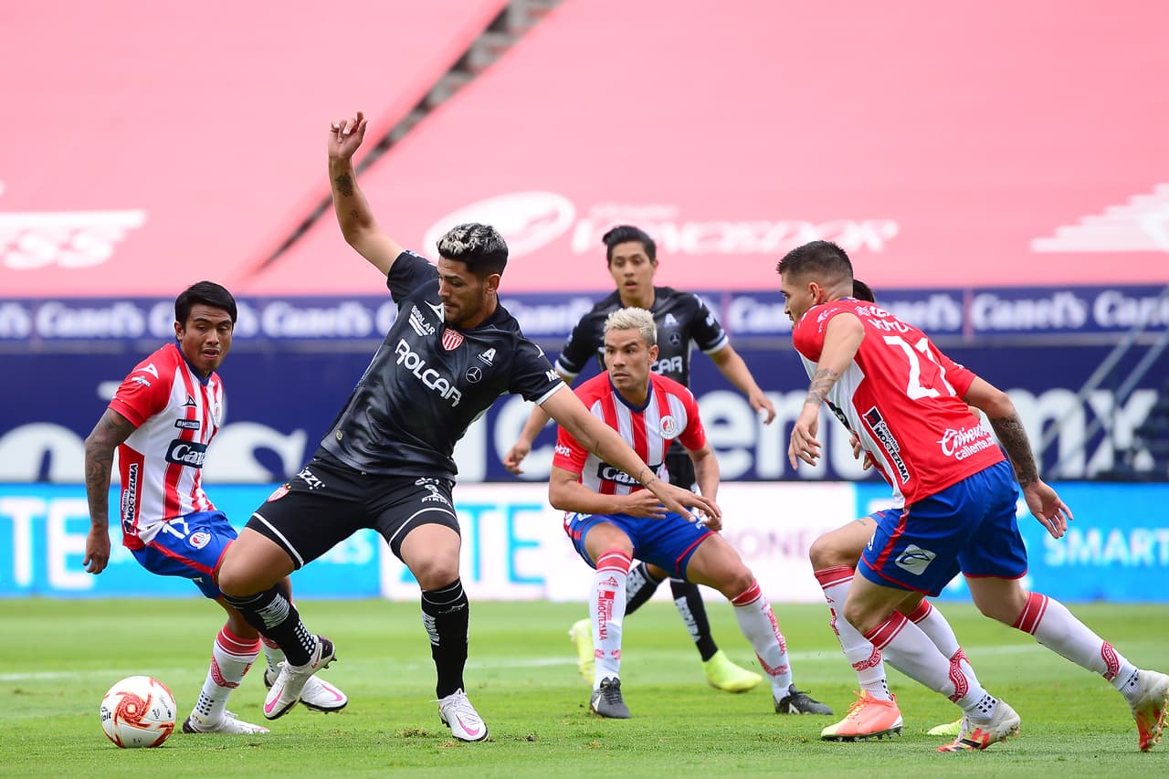 Necaxa llega con más peligro, pero sin mucha claridad, y los porteros continúan descansando.