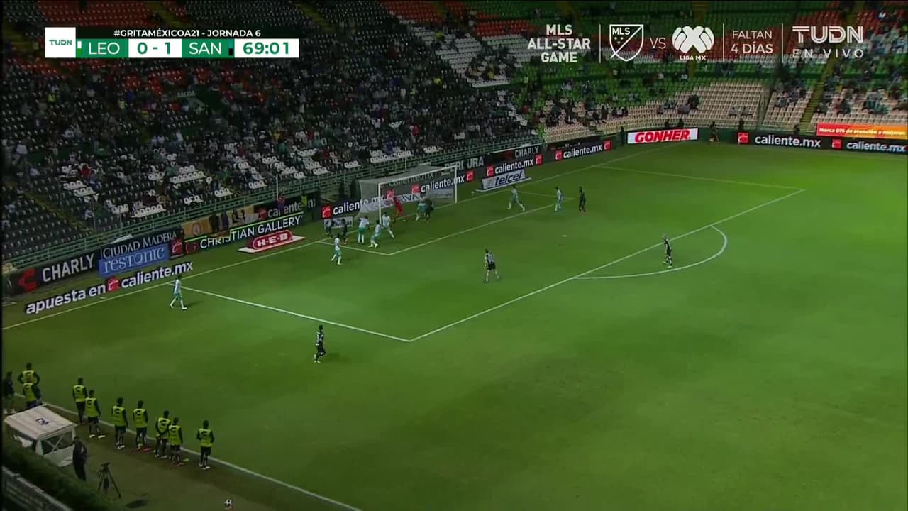 ¡CERCA! Félix Torres disparó que se estrella en el poste.