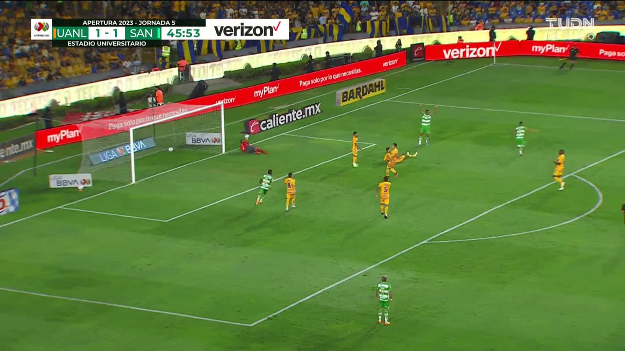 ¡GOL!  anota para Santos Laguna. Juan Brunetta