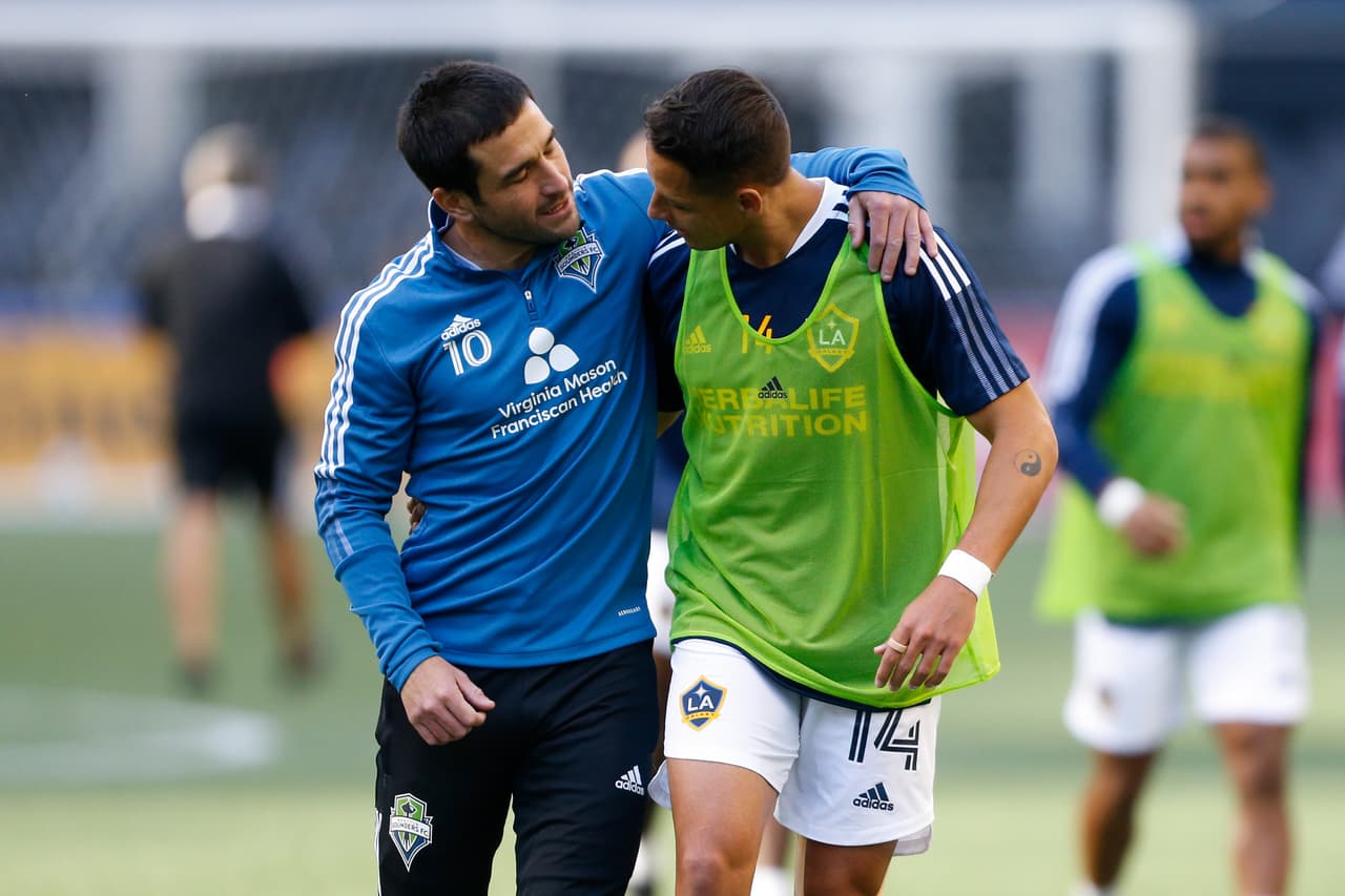 Antes del partido Nicolás Lodeiro -quien jugó unos minutos para Seattle Sounders- tuvo un gesto similar con el artillero mexicano.
<br>