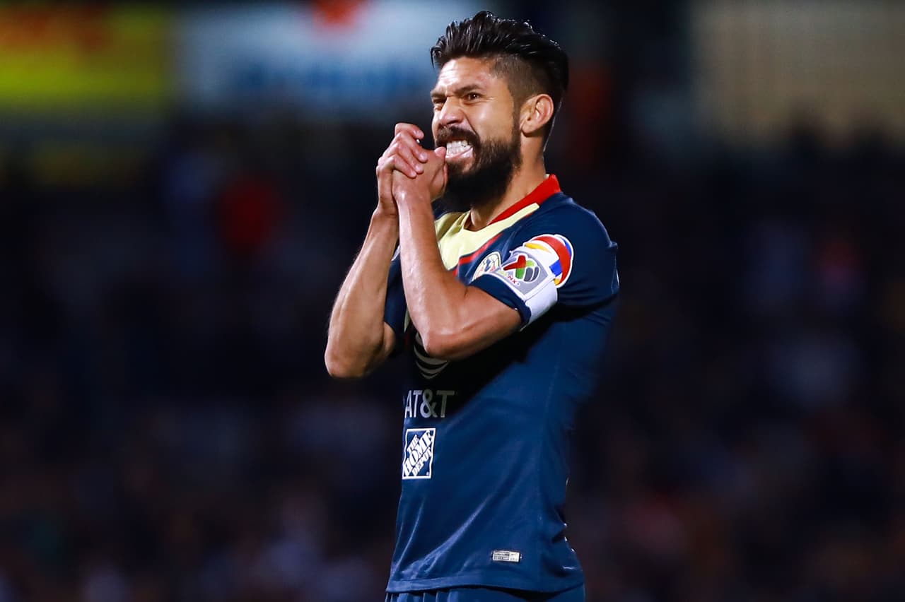 Oribe Peralta gesticulando en el inicio del partido, sabe que cada ocasión de gol en estas instancias puede definir un juego o una serie.