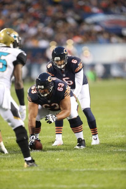 Roberto Garza ayudó de manera potencial a que su mariscal de campo, Jay Cutler, comandara a los Osos a la victoria ante los Minnesota Vikings 21-13. La línea ofensiva no permitió ninguna captura del QB y abrió los huecos para que Chicago corriera 138 yardas. Mira sus mejores imágenes. (AP-NFL)