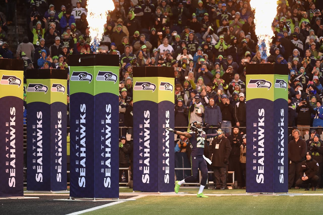 Las sensuales porristas, las espectaculares presentaciones previas y salidas de los equipos, las celebraciones y disfraces de los fanáticos y hasta los rituales previos a los partidos fueron parte de la fiesta de la ronda de 'wild crad' en la NFL.