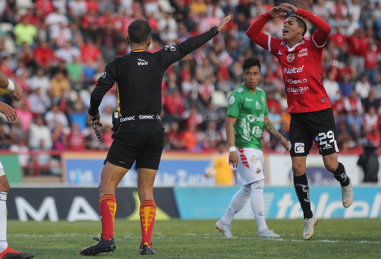 Los jugadores del equipo local se mostraban imprecisos de cara al arco rival.