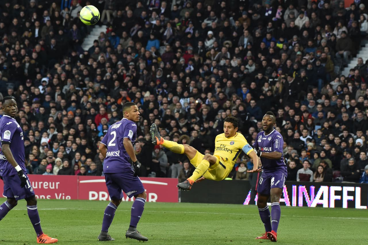 El uruguayo Edinson Cavani, fue reservado por Unai Emery para Madrid debido a unos dolores en la cadera.