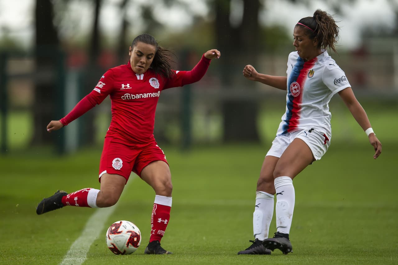 Las Chivas no se tocan el corazón y golean a las Diablas del Toluca para asegurar su lugar en la cima del torneo.