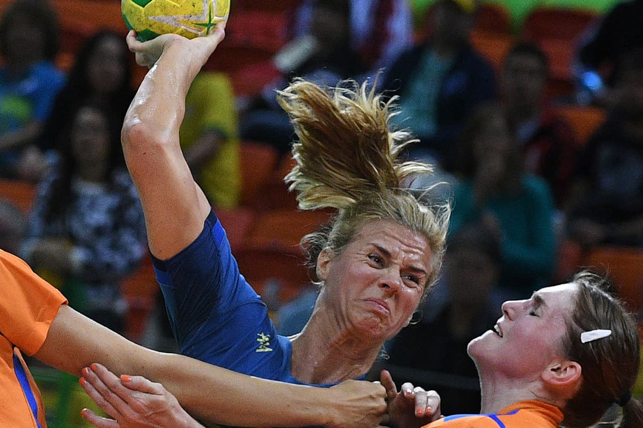 Linnea Torstensson (Suecia) ataca durante un partido de balonmano ante Holanda.